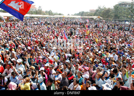 Phnom Penh Cambogia. 25 Dic, 2013. Le persone che frequentano un rally al Parco Freedom in Phnom Penh Cambogia, 25 dicembre, 2013. Una stima di 3 mila lavoratori di indumento di diverse fabbriche raccolse presso la capitale della libertà Park il mercoledì per protestare contro il basso salario escursione per 2014. Credito: Sovannara/Xinhua/Alamy Live News Foto Stock