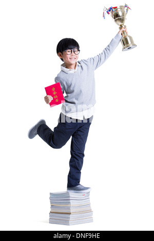 Allegro ragazzo con certificato e il trofeo Foto Stock