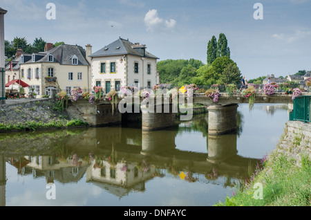 Vista di un ponte sul fiume Oust in Josselin città della Francia Foto Stock