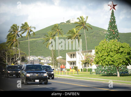 Il Presidente degli Stati Uniti Barack Obama di unità per il giro della Papamobile passato un decorate albero durante il loro viaggio di ritorno dalla mattina il suo esercizio di routine al Marine Corps base Hawaii. La prima famiglia è godersi la loro vacanza invernale vacanza in Kailua, Hawaii, Dicembre 24, 2013. Credito: Cory Lum / Pool via CNP Foto Stock