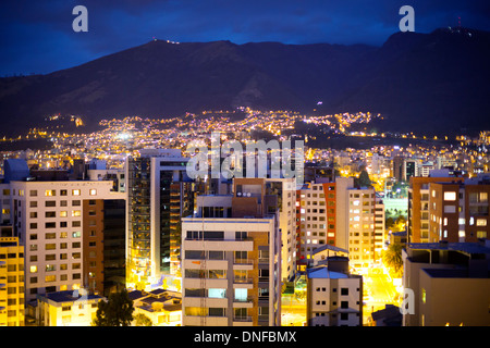 Quito, Ecuador come visto dalla città nuova. Foto Stock