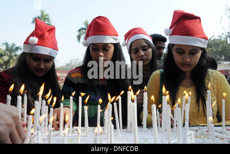 New Delhi, India. 25 Dic, 2013. I cristiani accendono le candele alla Cattedrale di San Paolo il giorno di Natale a New Delhi, India, 25 dicembre, 2013. Credito: Partha Sarkar/Xinhua/Alamy Live News Foto Stock