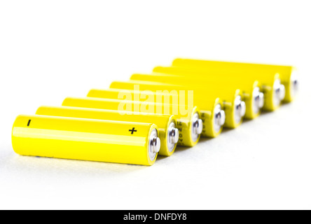 Pochi giallo le batterie di alimentazione su bianco Foto Stock