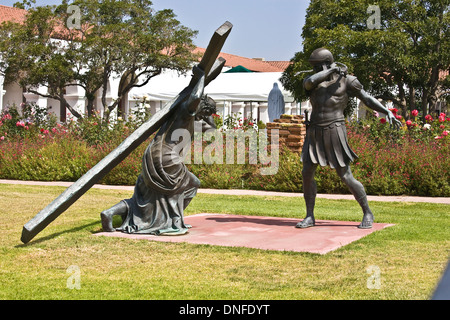 Statua della leggenda di Cristo che porta la croce Foto Stock