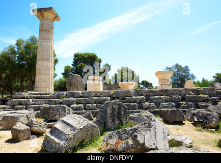 Il Tempio di Zeus rovine nella antica Olympia, Peloponnes, Grecia Foto Stock