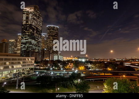 Centro cittadino di notte a Houston, Texas. Foto Stock