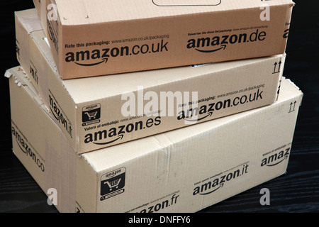 Scatole di Amazon con logo e web adresse Foto Stock