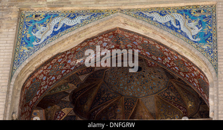 Dettaglio di piastrelle, spandrel Hasht Behesht Palace, Isfahan, Iran Foto Stock