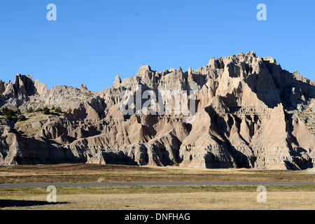 Parco nazionale Badlands a sudovest del South Dakota con buttes, pinnacoli e guglie miscelato con praterie di erba, Foto Stock