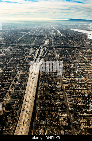 Una trafficata autostrada a Los Angeles come visto da sopra. Foto Stock