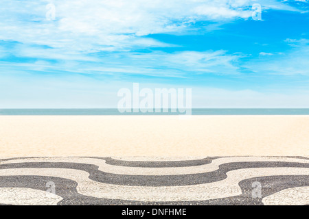 Mosaico sulla spiaggia di Copacabana a Rio de Janeiro in Brasile Foto Stock