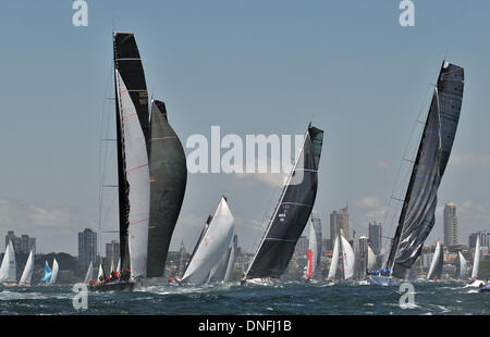 Sydney, Australia. Il 26 dicembre, 2013. Rolex Sydney Hobart Yacht Race 2013. L'inizio dell'629 miglio nautico gara da Sydney a Hobart sul Porto di Sydney. Credito: Azione Sport Plus/Alamy Live News Foto Stock