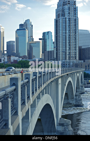 Minneapolis Terza Avenue Bridge e lo skyline. Minneapolis, Minnesota, Stati Uniti. Foto Stock
