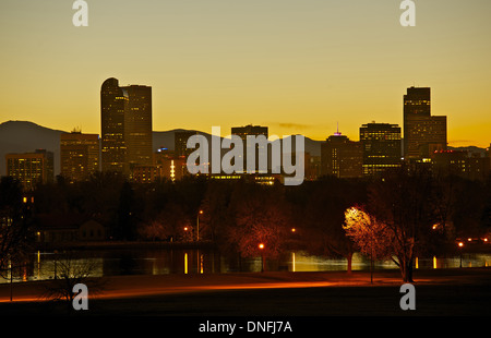 Denver City Park e lo skyline. Downtown Denver panorama al tramonto. Foto Stock