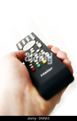 TV con telecomando in mano isolato su bianco. Televisione controller remoto. Foto Stock