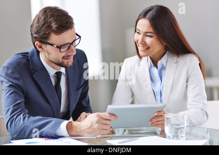 Ritratto di smart imprenditrice e imprenditore networking in ufficio Foto Stock