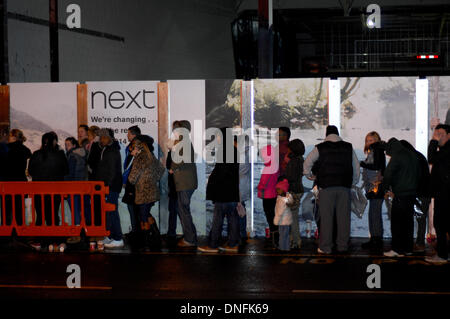 Northampton, Regno Unito. Il 26 dicembre 2013. A 6am shoppers coda per il boxing day vendite a Northampton. La coda allungata oltre 150 metri di lunghezza al di fuori di un prossimo negozio. Credito: Bigred/Alamy Live News Foto Stock