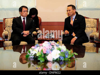 Seoul, Corea del Sud. Il 26 dicembre, 2013. Kim Kyou-hyun (R), della Corea del Sud, il Vice Ministro degli Esteri offre un messaggio di protesta contro il primo ministro giapponese Shinzo Abe visita a Tokyo il Santuario Yasukuni con Takashi Kurai, vice capo dell'Ambasciata giapponese a Seoul, il Ministero degli Esteri a Seul, Corea del Sud, Dic 26, 2013. Primo Ministro giapponese Shinzo Abe ha visitato la guerra-linked Santuario Yasukuni giovedì nonostante una forte opposizione da parte di paesi limitrofi. Credito: Park Jin-hee/Xinhua/Alamy Live News Foto Stock