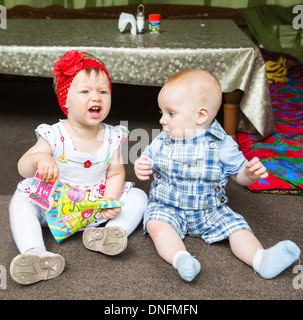 Bambini piccoli: bambino e bambina ubicazione Foto Stock