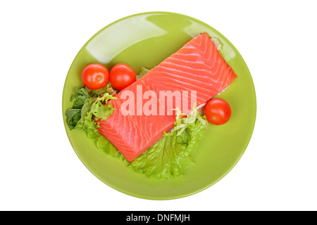 Crudo fresco filetto di salmone su una piastra isolate su sfondo bianco Foto Stock