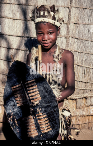 Un giovane ragazzo Zula indossando abiti tradizionali è pronto per partecipare a una cerimonia nativo a Stewarts Farm Zulu Lodge in provincia Kwazulu-Natal, Sud Africa. Foto Stock