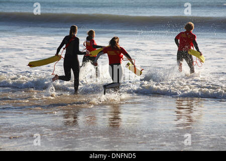 Bournemouth, Regno Unito. Il 26 dicembre, 2013. Bournemouth bagnini sono presentati con riconoscimenti da parte del Sindaco di Bournemouth a Durley China Beach. Essi possono poi inserire in una vita di risparmio la dimostrazione di salvataggio per le folle, tra cui il salvataggio di Babbo Natale, Babbo Natale, dal mare. Credito: Carolyn Jenkins/Alamy Live News Foto Stock