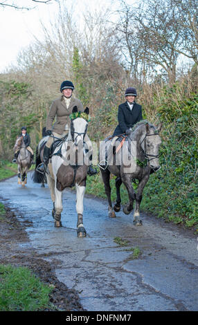 Cury suoneria throughcountryside galoppo su Penrose station wagon dopo la loro Boxing Day si incontrano a Helston, Cornwall Alamy/Bob Sharples Foto Stock