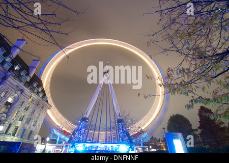 EDF London Eye di notte come visto dalla riva sud del Tamigi Foto Stock