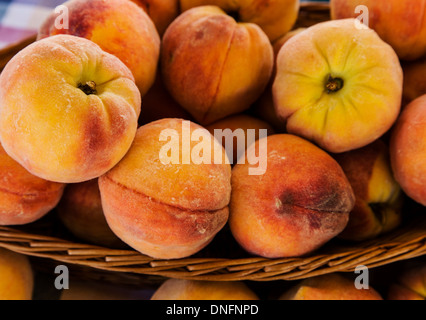 Fresh palizzata pesche per vendita, Buena Vista, Colorado, Mercato Agricolo Foto Stock