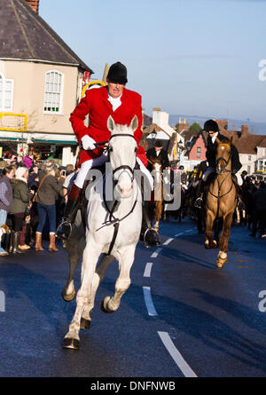 Thornbury, UK. Il 26 dicembre, 2013. Membri della Berkeley Hunt galoppo attraverso Thornbury High Street all'inizio del Boxing Day evento. La caccia alla volpe è tuttora vietato in modo ancora caccia popolare segue un preparato profumo. Credito: Signor Standfast/Alamy Live News Foto Stock