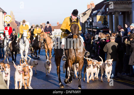 Thornbury, UK. Il 26 dicembre, 2013. Membri della Berkeley Hunt galoppo attraverso Thornbury High Street all'inizio del Boxing Day Hunt. La caccia alla volpe è ancora proibita per la caccia segue un preparato profumo. Credito: Signor Standfast/Alamy Live News Foto Stock