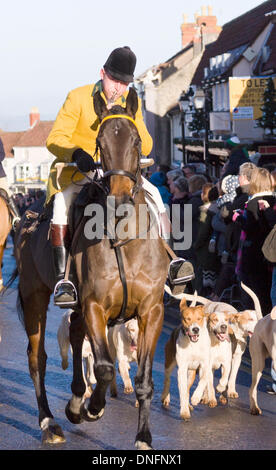 Thornbury, UK. Il 26 dicembre, 2013. Membri della Berkeley Hunt galoppo attraverso Thornbury High Street all'inizio del Boxing Day Hunt. La caccia alla volpe è ancora proibita per la caccia segue un preparato profumo. Credito: Signor Standfast/Alamy Live News Foto Stock