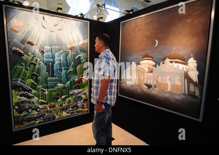 Jakarta, Indonesia. Il 26 dicembre, 2013. Un visitatore guarda una mostra durante il nono anniversario dell'Oceano Indiano tsunami in Jakarta, Indonesia, Dic 26, 2013. La mattina di dicembre 26, 2004, 9.15 un terremoto di magnitudine off Indonesia innescato il mortale Oceano Indiano tsunami che ha lasciato circa 226.000 morti o dispersi in Thailandia, Indonesia, Sri Lanka, India e di altri nove paesi. © Zulkarnain/Xinhua/Alamy Live News Foto Stock