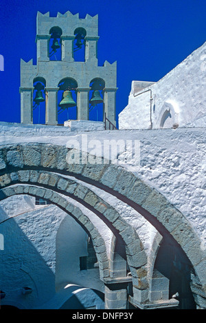 Pareti dipinte di bianco, contrafforti & Torre Campanaria o torre campanaria del monastero di San Giovanni Teologo Patmos Grecia Foto Stock