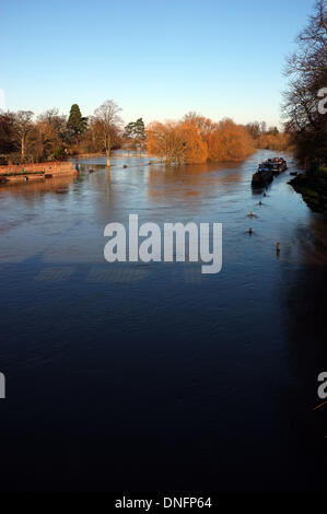 Wallingford, Oxfordshire, Regno Unito. Il 26 dicembre, 2013. Il fiume Tamigi scoppia la sua banche a Wallingford, Oxfordshire sul Boxing Day. Forti piogge causate da una terribile tempesta ha causato ampie inondazioni in tutto il Regno Unito. Credito: stuart emmerson/Alamy Live News Foto Stock