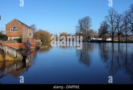 Wallingford, Oxfordshire, Regno Unito. Il 26 dicembre, 2013. Il fiume Tamigi scoppia la sua banche a Wallingford, Oxfordshire sul Boxing Day. Forti piogge causate da una terribile tempesta ha causato ampie inondazioni in tutto il Regno Unito. Credito: stuart emmerson/Alamy Live News Foto Stock