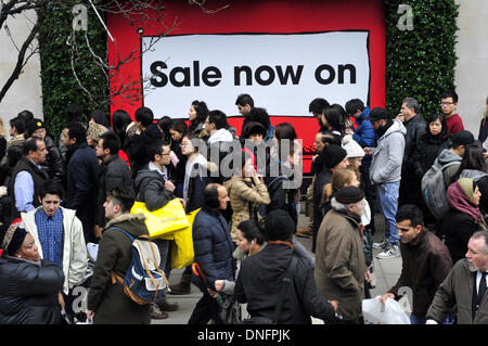 Gli amanti dello shopping di Oxford street a boxing day, London, Regno Unito Foto Stock