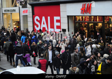 Gli amanti dello shopping di Oxford Street, Londra, Boxing day 2013. Foto Stock