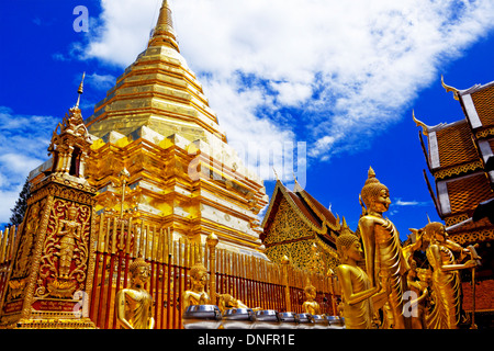 Wat Phra That Doi Suthep è un importante destinazione turistica di Chiang Mai, Thailandia. Foto Stock