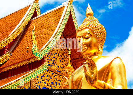 Wat Phra That Doi Suthep è un importante destinazione turistica di Chiang Mai, Thailandia. Foto Stock