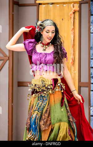 Ballerino arabo di eseguire una danza tradizionale ad una expo sulle culture etniche in FL Foto Stock