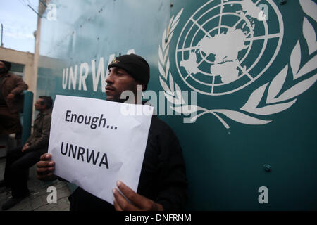 La striscia di Gaza, Territori palestinesi. Il 26 dicembre, 2013. Palestinesi prendere parte a una manifestazione di protesta contro la riduzione di una parte dei contributi finanziari e di aiuti alimentari forniti dai servizi l'Ente soccorso e lavori delle Nazioni Unite (UNRWA) ai profughi palestinesi nella striscia di Gaza.Foto: Majdi Fathi/NurPhoto Credito: Majdi Fathi/NurPhoto/ZUMAPRESS.com/Alamy Live News Foto Stock