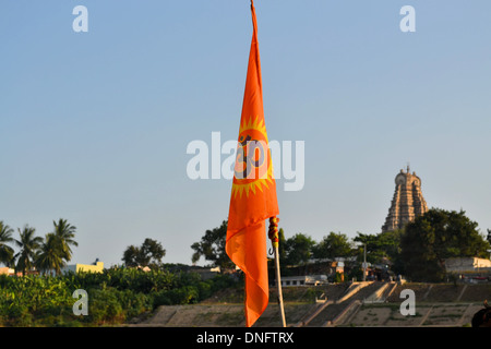 Indicatore con aum simbolo dell Induismo davanti al principale tempio indù di Hampi Foto Stock