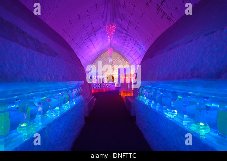 Camere da letto blu con la Cappella rossa e bar di ghiaccio all'Aurora museo di ghiaccio Chena Hot Springs Alaska USA Foto Stock