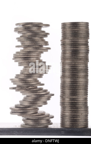 Pile di pile di mondo piccolo cambiamento la vecchia moneta sterling silver sixpence instabile economia fragile Foto Stock