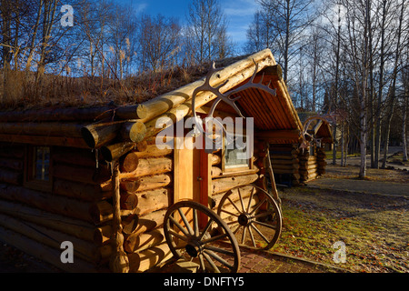 Log Cabin con tetto di sod e Caribou Coffee Company palchi a chena hot springs resort alaska usa Foto Stock