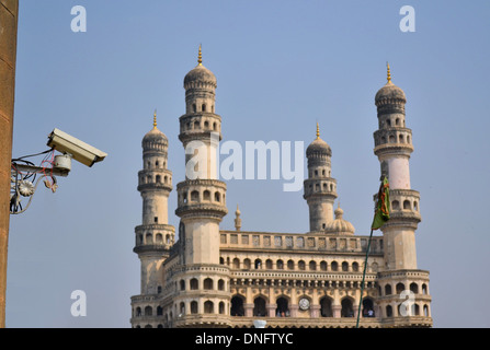 Una videocamera di sorveglianza è utilizzato per indagine l'area di una moschea Chaminar in Hyderabad, India Foto Stock