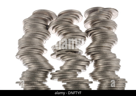 Pile di pile di mondo piccolo cambiamento la vecchia moneta sterling silver sixpence instabile economia fragile Foto Stock