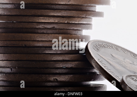 Pile di pile di mondo piccolo cambiamento vecchia moneta in bronzo di sterling coppers instabile economia fragile Foto Stock