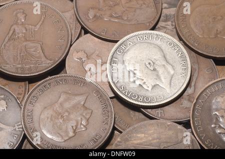 La vecchia moneta uk penny 1d con Re Giorgio V e la Regina Victoria indossato valore piccolo cambiamento Foto Stock